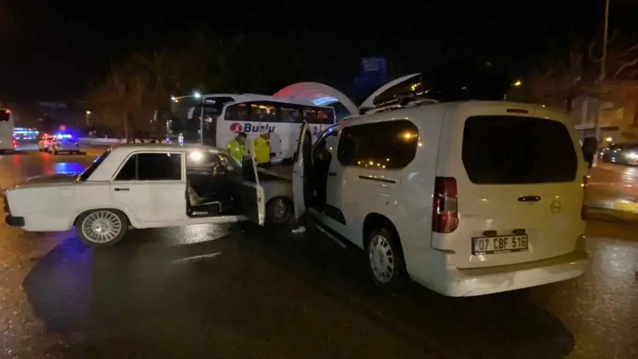 Serik Otogar Kavşağı’nda İki Araç Birbirine Girdi! 3 Yaralı 4